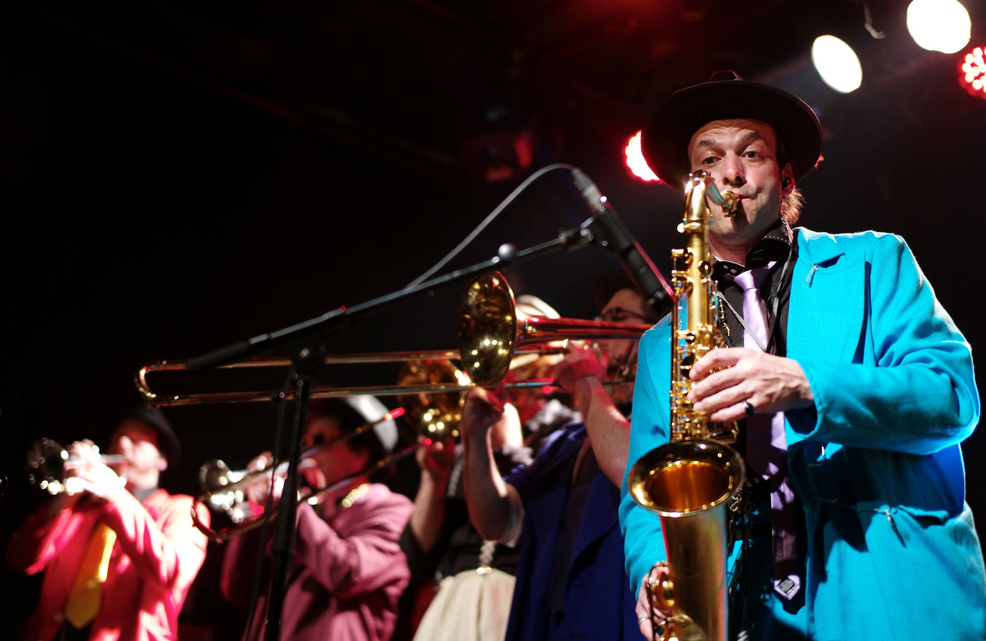 Fanfare Swing cuivré et SkaRock fumeux. Made in Toulouse.